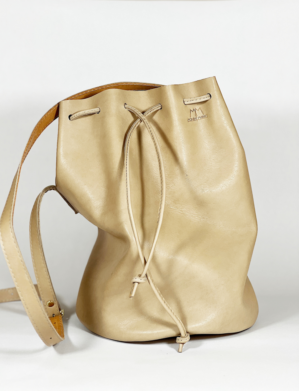 Bucketbag Fritzi aus beigem Leder – Bild 4